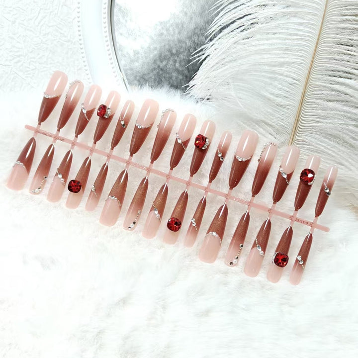 Kunstnägel mit luxuriösen 3D-Verzierungen und Glamourösen Akzenten Karnz