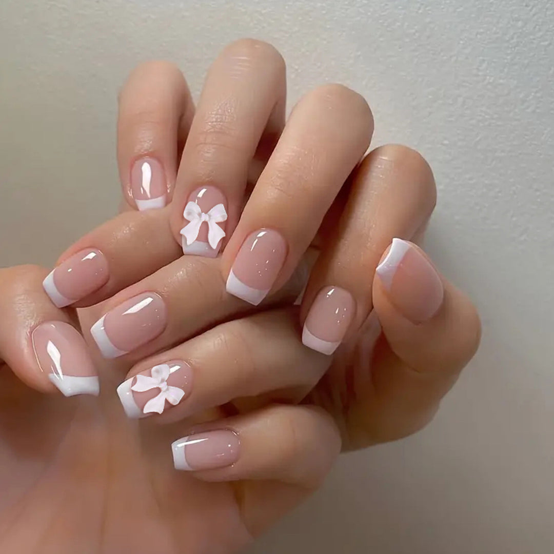 Elegante French Tip Nagelkunst mit Bow Verzierungen Karnz