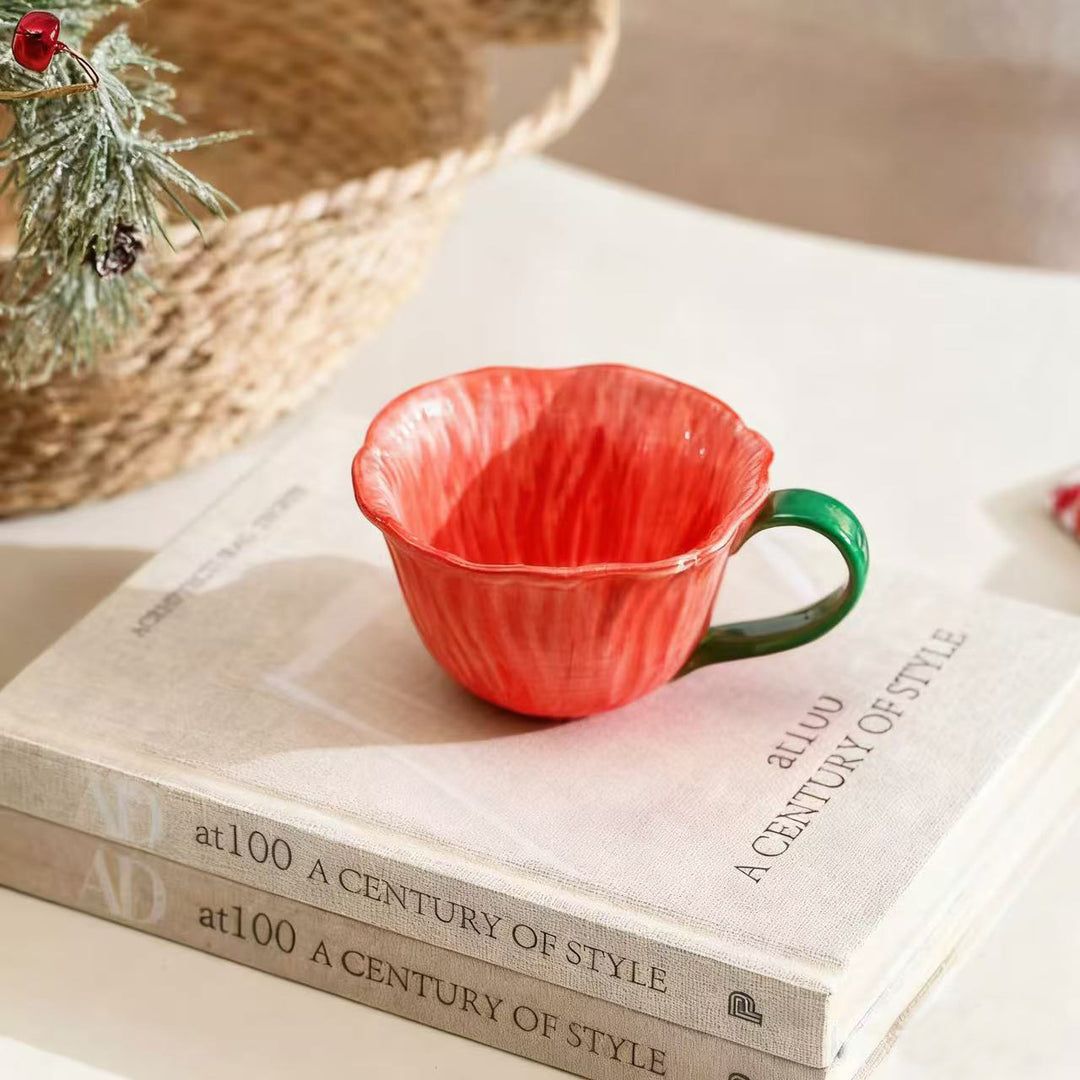 Keramiktasse mit Untertasse in Blütenform