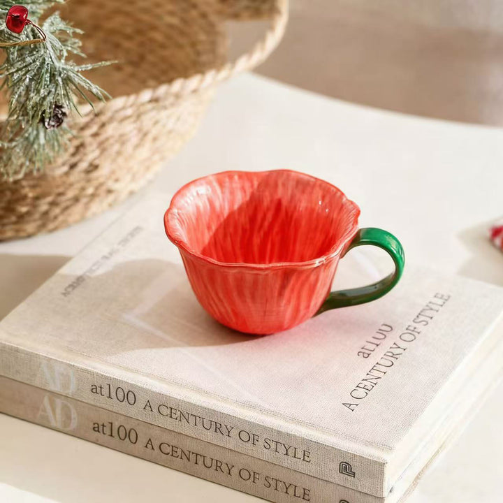 Keramiktasse mit Untertasse in Blütenform