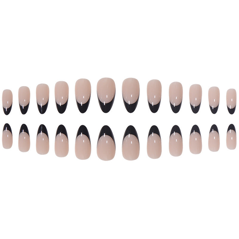 Stylisches French Tip Nagelkunst Karnz
