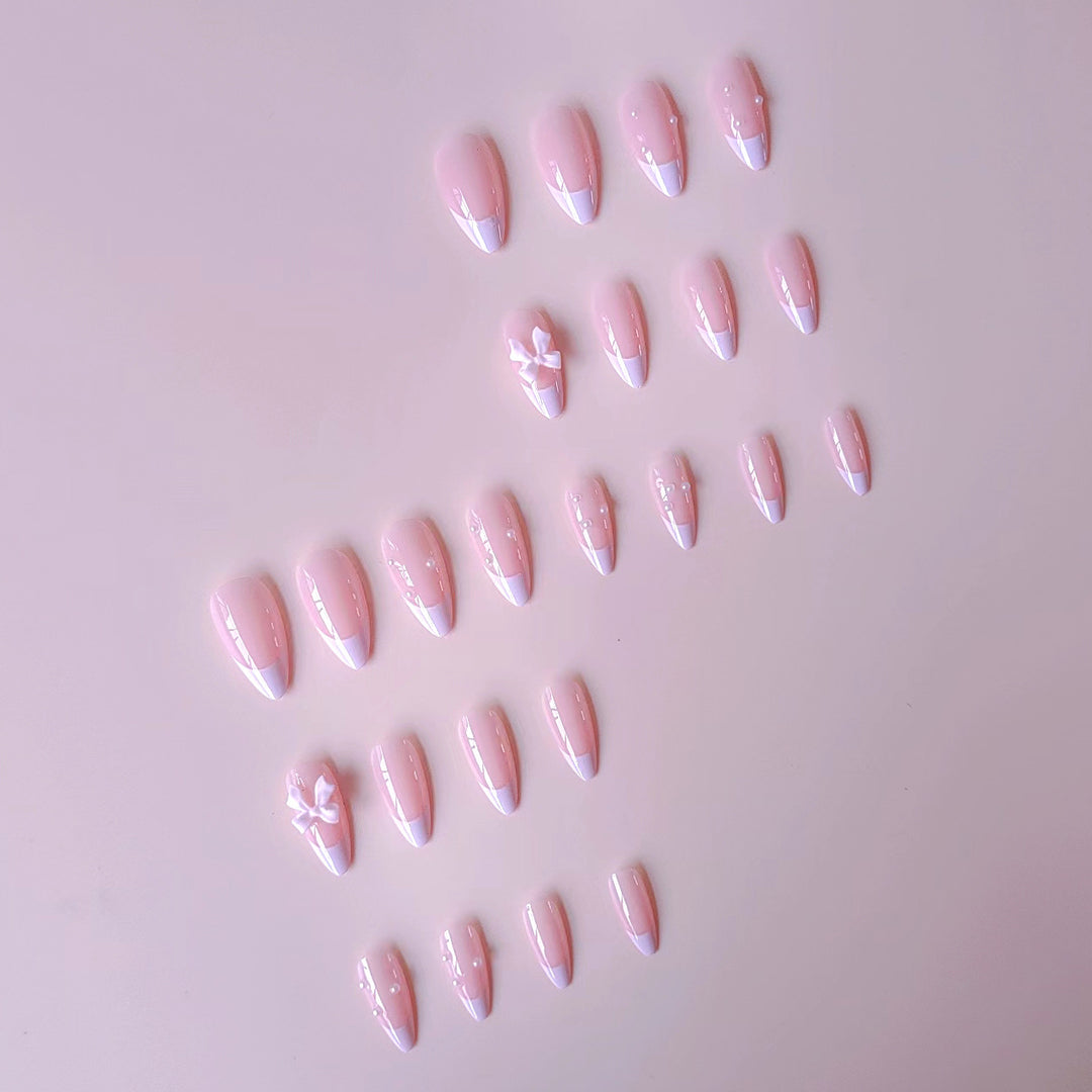Kunstnagelset mit schimmernden 3D-Schleifen und eleganten Perlenakzenten Karnz