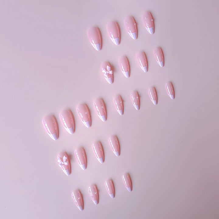Kunstnagelset mit schimmernden 3D-Schleifen und eleganten Perlenakzenten Karnz