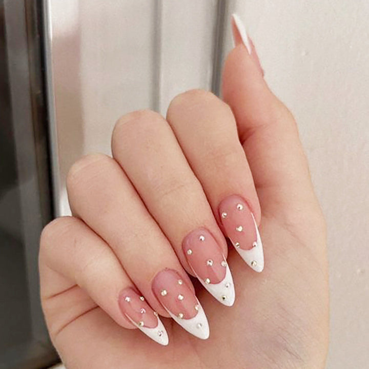 Elegante Kunstnagelspitzen im glamourösen French Design Karnz