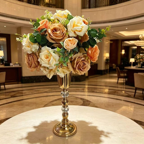 Luxuriöse Blumenanordnung mit dekorativem Ständer