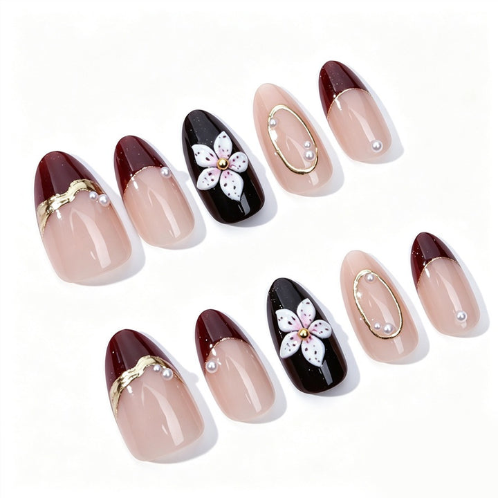 Kunstnagelset mit eleganten Blüten- und Glitzerdetails Karnz