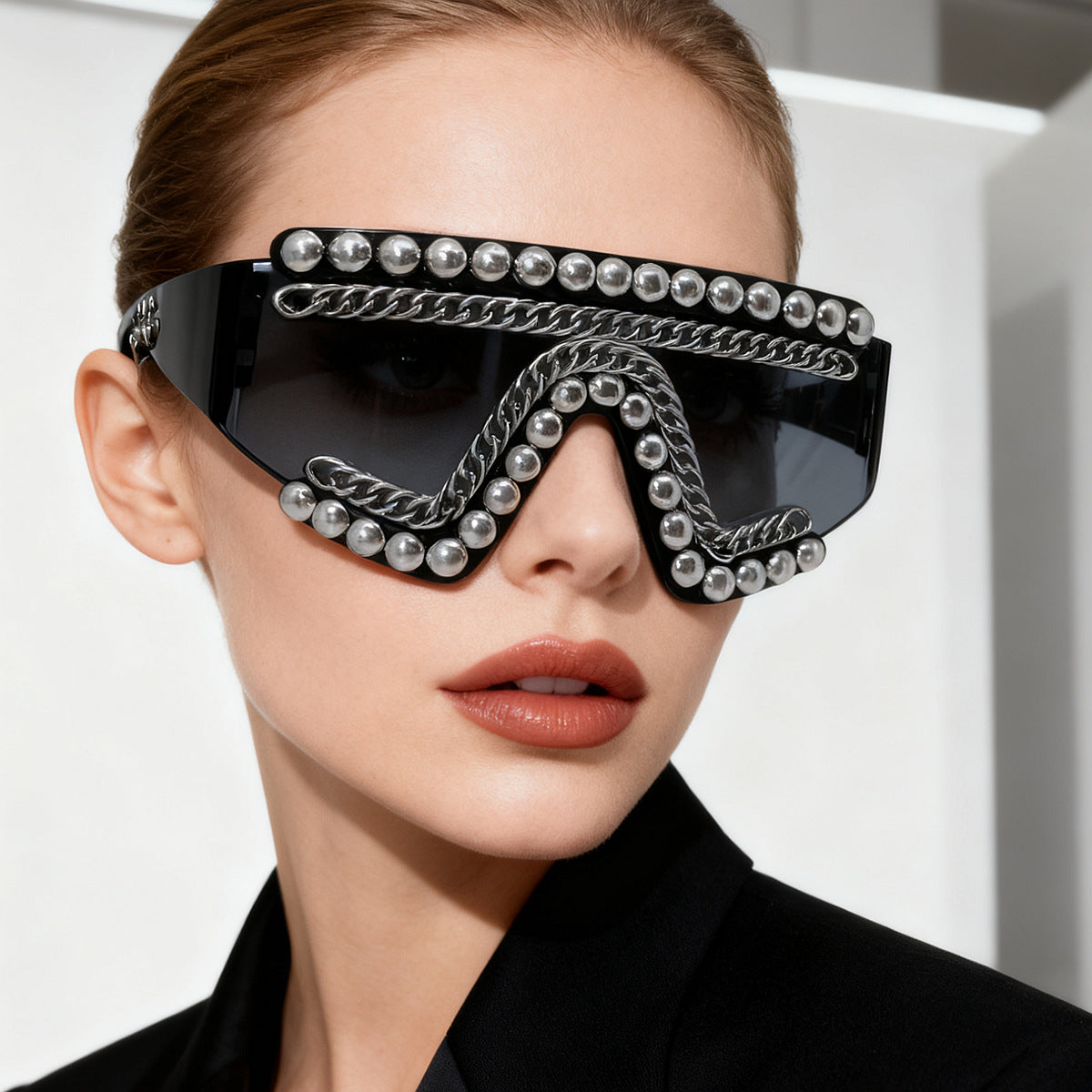 Damen Fashion-Sonnenbrille mit luxuriösem Kettenrahmen und schimmernden Akzenten Karnz