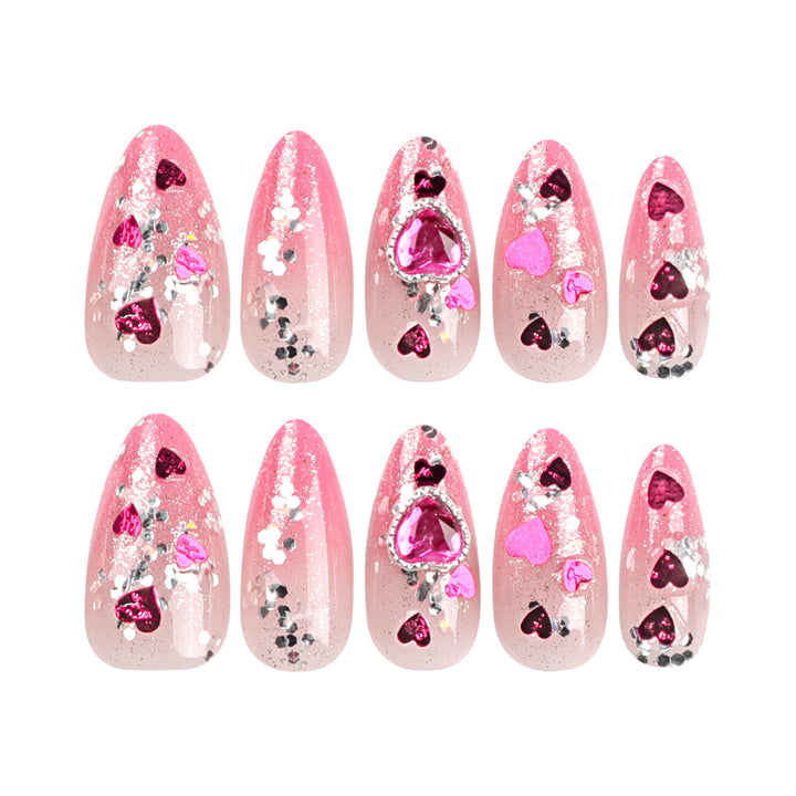 Kunstvolle Nagelkunst mit verspielten Herzmotiven und Glitzer Karnz