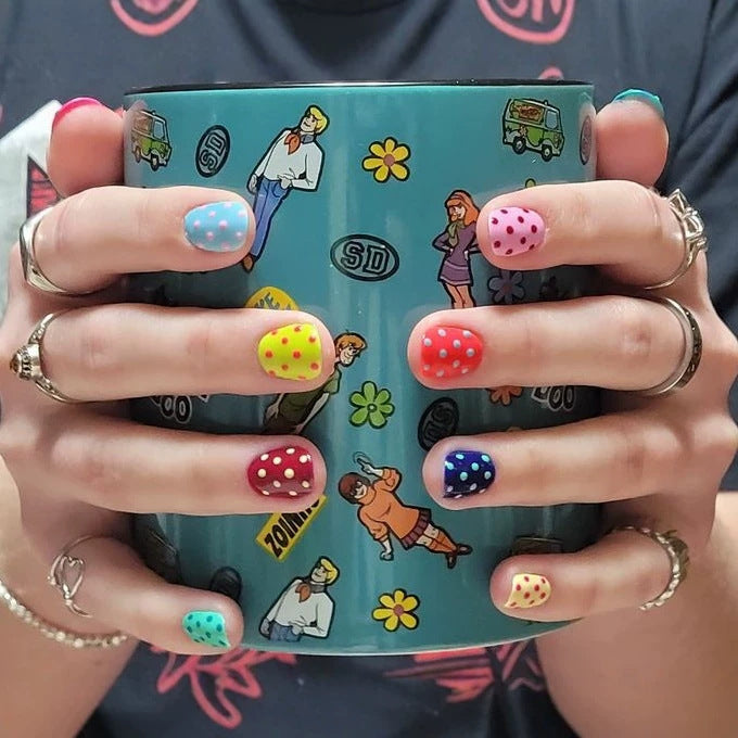 Kunstnagelset mit bunten Punkten und fröhlichen Designs Karnz