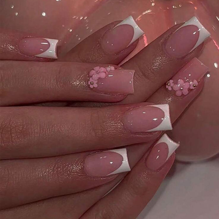 Kunstnagelset mit eleganten französischen Spitzen und dekorativen Akzenten Karnz