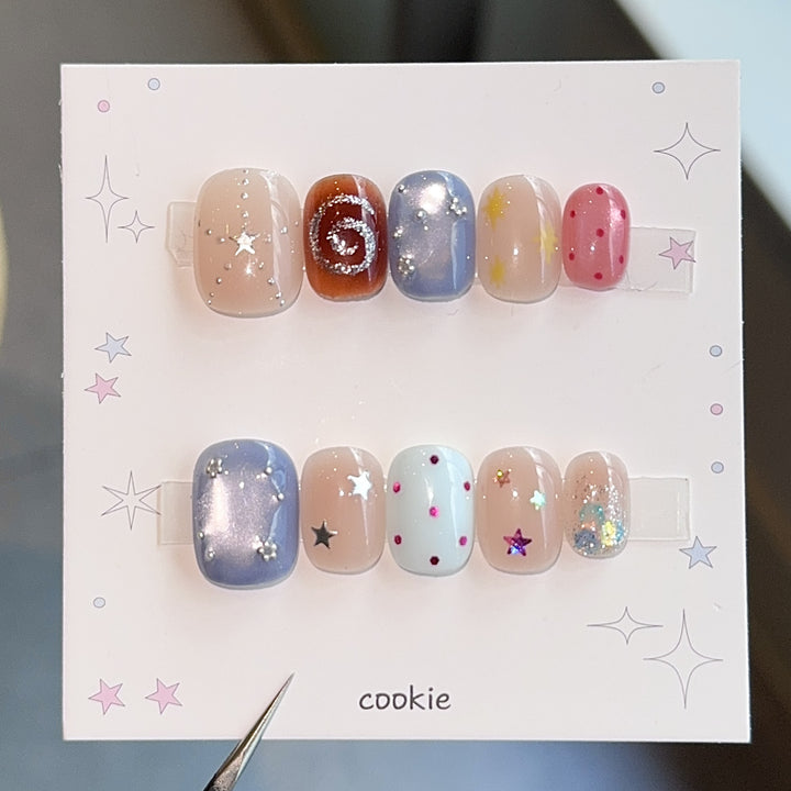 Kreative Kunstnägel mit Funkelnden Sternenmotiven Karnz