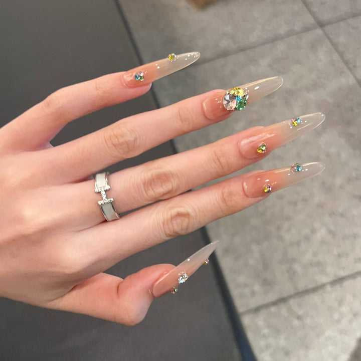 Glamouröse Stiletto Press-On Nagelset mit bunten Schmuckakzenten Karnz