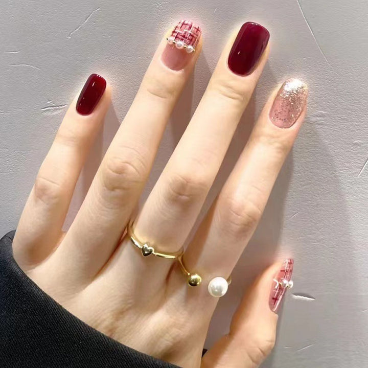 Kunstvoll gestaltete Nagelkunst Karnz