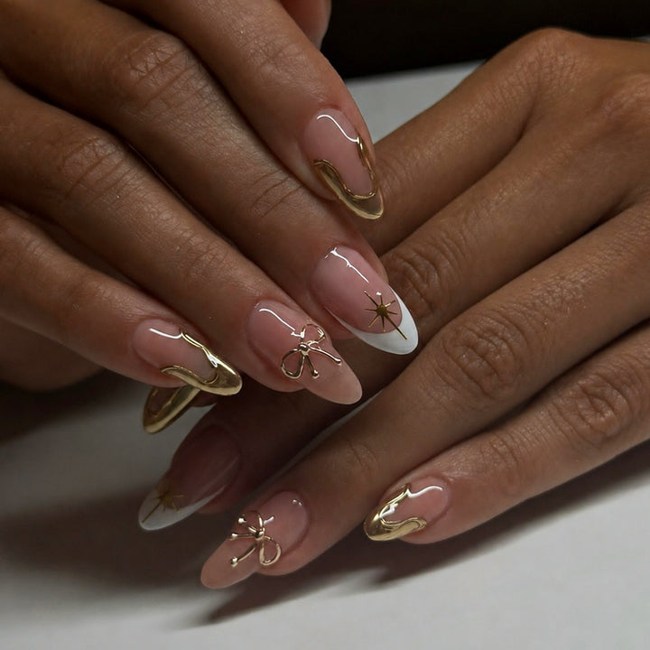 Kunstnagelset mit Glamourösen 3D-Details und Eleganten Goldakzenten Karnz