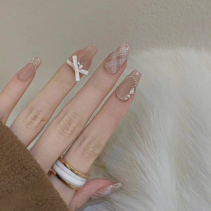 Elegantes Press-On-Nagelkunst-Set mit Bändern und Edelsteinakzenten Karnz