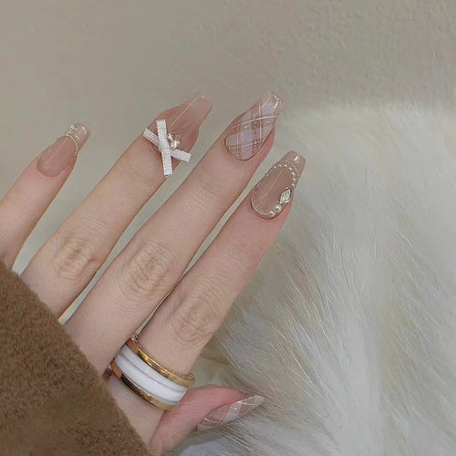 Elegantes Press-On-Nagelkunst-Set mit Bändern und Edelsteinakzenten Karnz