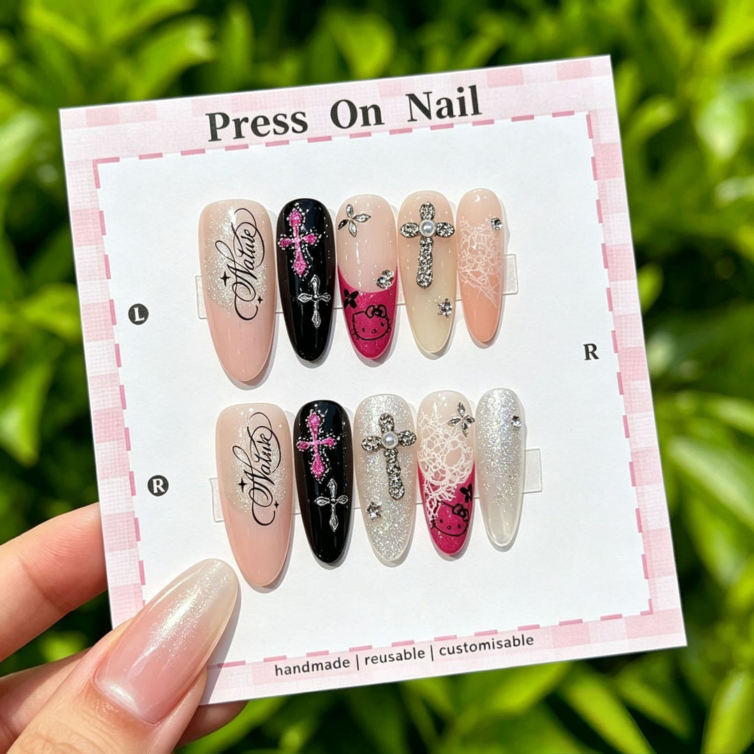 Künstlerisches Press-On Nagelset mit floralen und gemusterten Designs