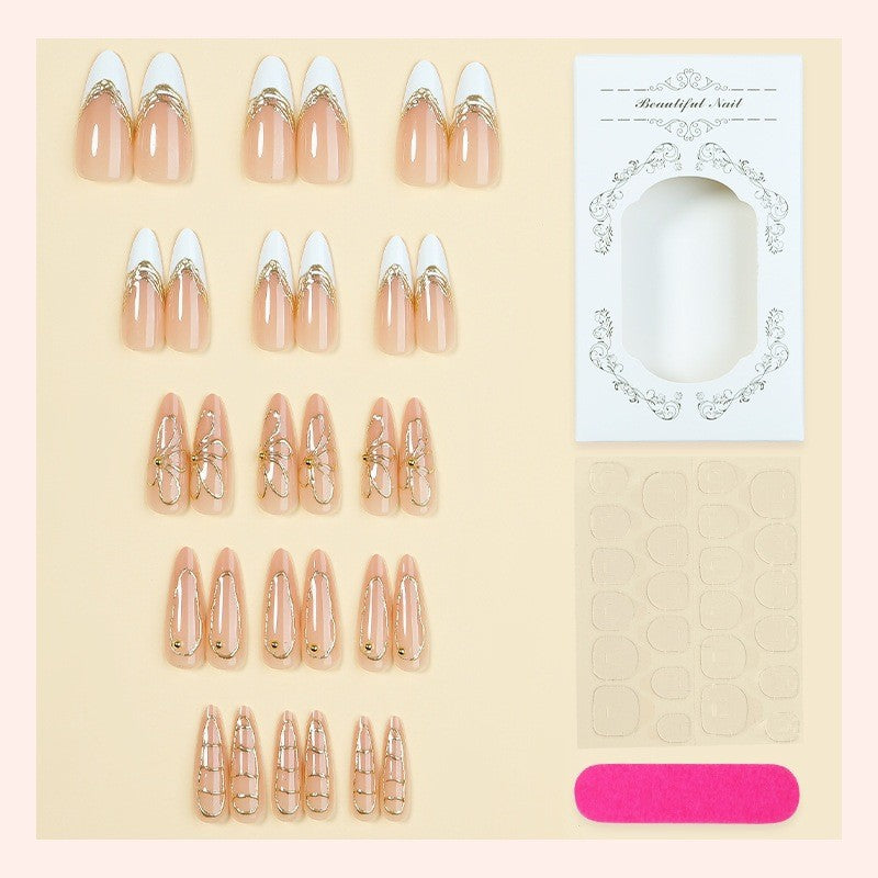 Kunstnagelset mit filigranen Goldakzenten Karnz
