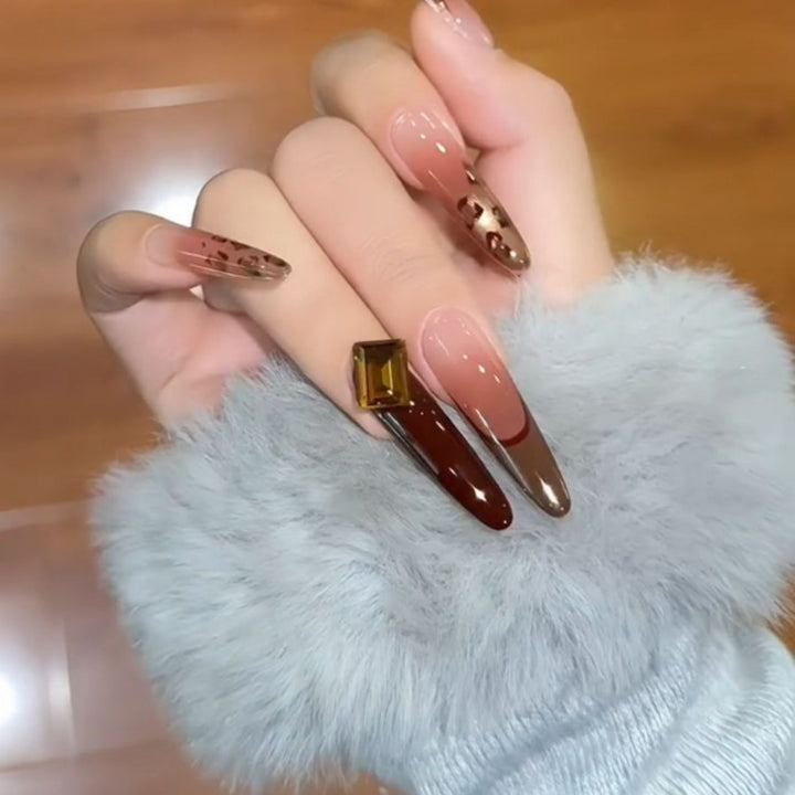 Kunstnägel mit Elegantem Glitzer- und Goldakzentdesign Karnz