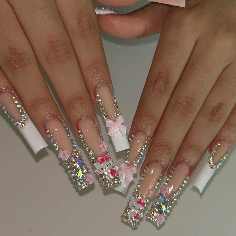 Glamouröses Kunstnagelset mit funkelnden Strassverzierungen und kreativen Tiermotiven Karnz