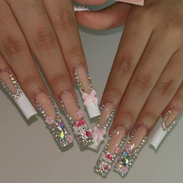 Glamouröses Kunstnagelset mit funkelnden Strassverzierungen und kreativen Tiermotiven Karnz