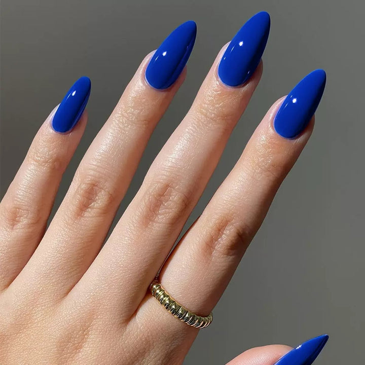 Kunstnagelspitzen im glamourösen Design Karnz