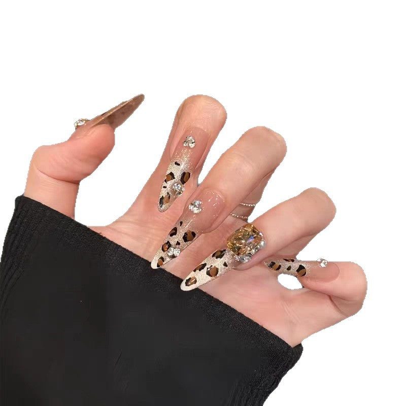 Kunstnägel mit Glamourösen Glitzerakzenten und Leopardenmotiv Karnz