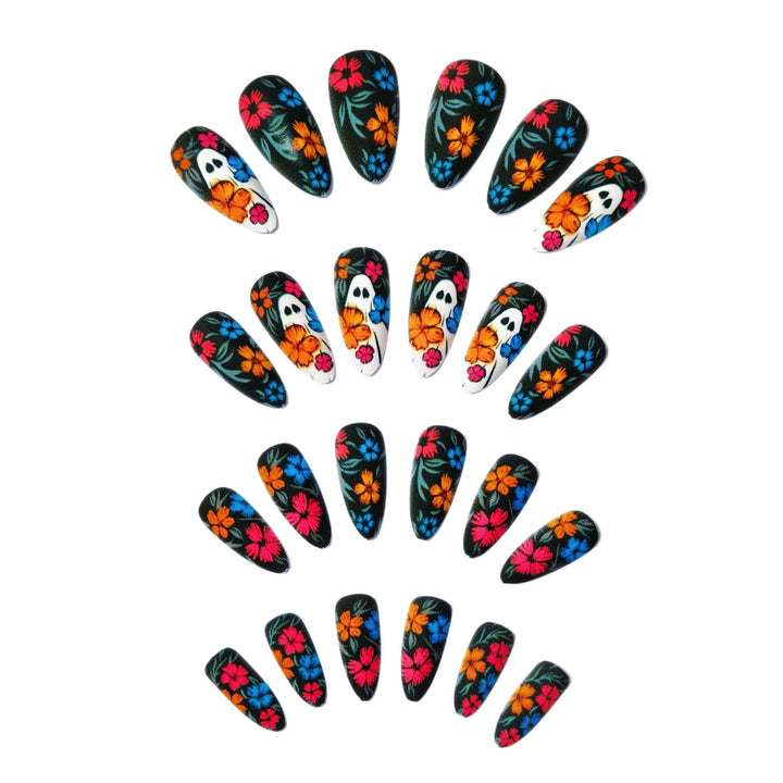 Kreative Kunstnägel mit Totenschädel- und Buntem Blumenmotiv Karnz