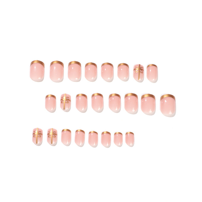 Elegante Nageldesign mit Goldakzenten Karnz