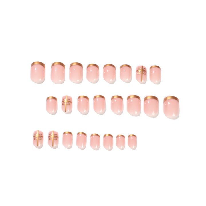 Elegante Nageldesign mit Goldakzenten Karnz