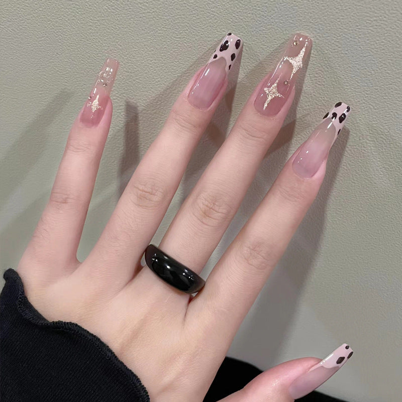 Glamouröses Press-On Nagelkunst-Set mit stylishen Edelstein-Akzenten Karnz
