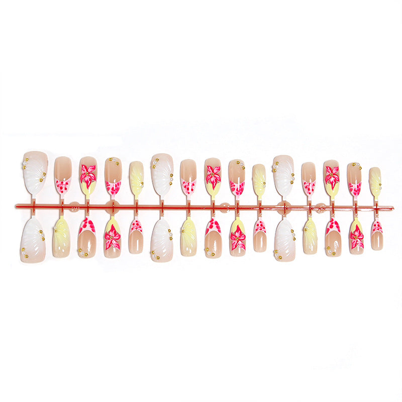 Kunstnagelset mit feinen Blumendetails Karnz