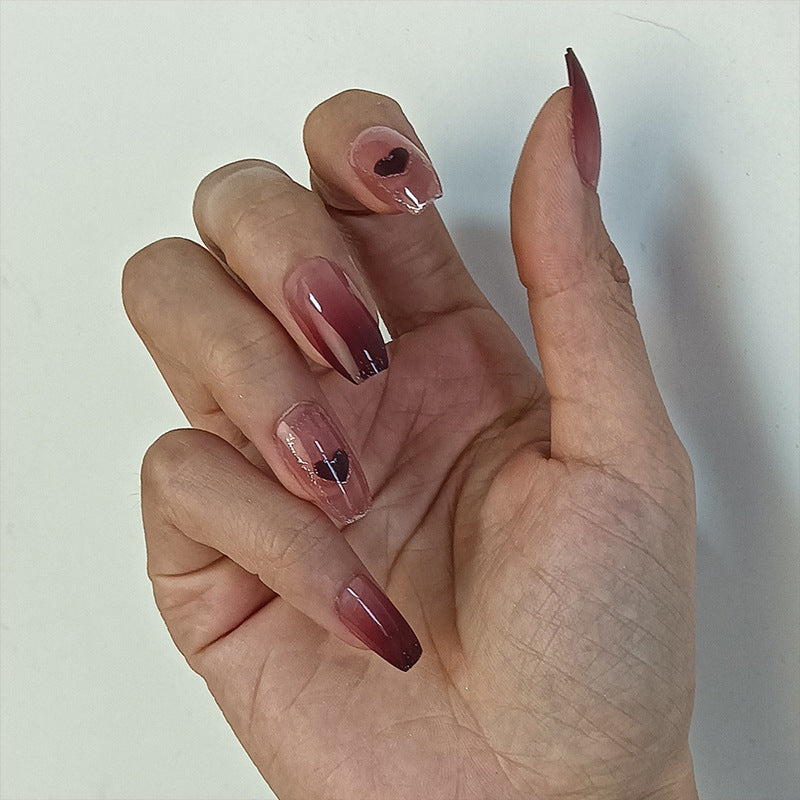 Kunstvolle Ombre-Nägel mit Herzen Karnz