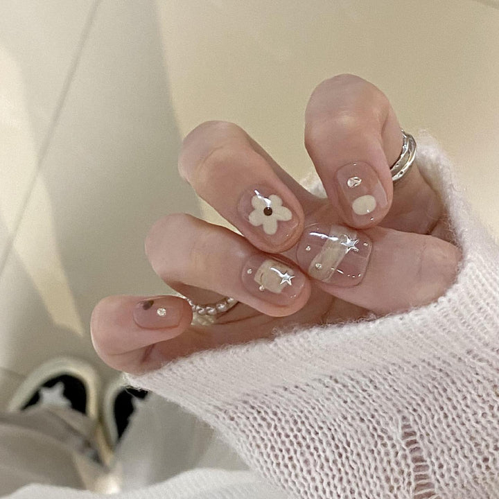 Kunstnägel mit Eleganten Floralen Motiven Karnz