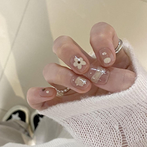 Kunstnägel mit Eleganten Floralen Motiven Karnz