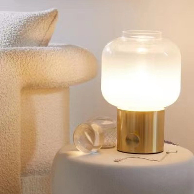 Moderne Glastischlampe mit Messingbasis