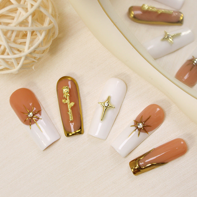 Kunstnagelset mit romantischen Blüten- und Glamour-Akzenten Karnz