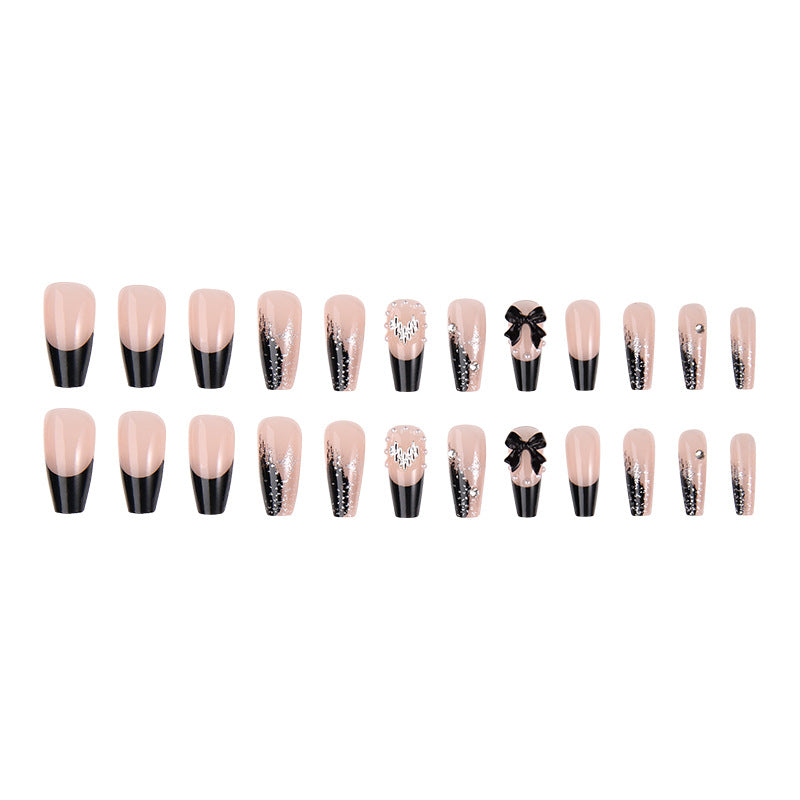 Kunstnagelset mit glamourösen 3D-Verzierungen und edlen Akzenten Karnz