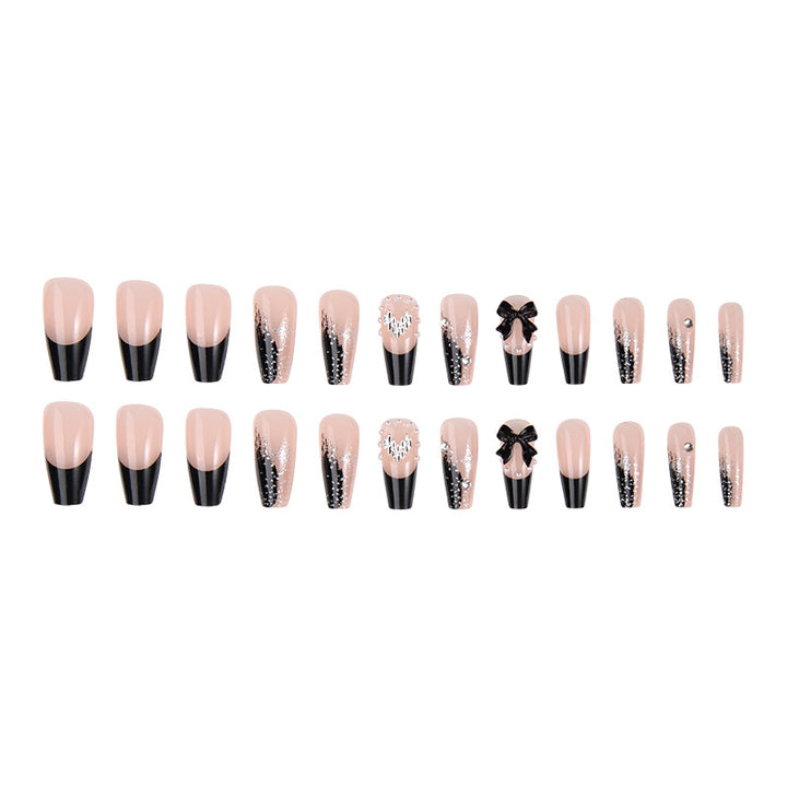 Kunstnagelset mit glamourösen 3D-Verzierungen und edlen Akzenten Karnz