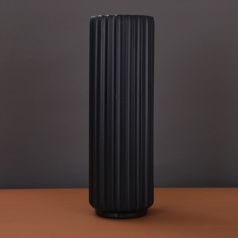 Hohe vertikale gerippte dekorative Vase Karnz