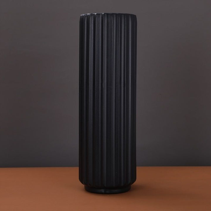 Hohe vertikale gerippte dekorative Vase Karnz