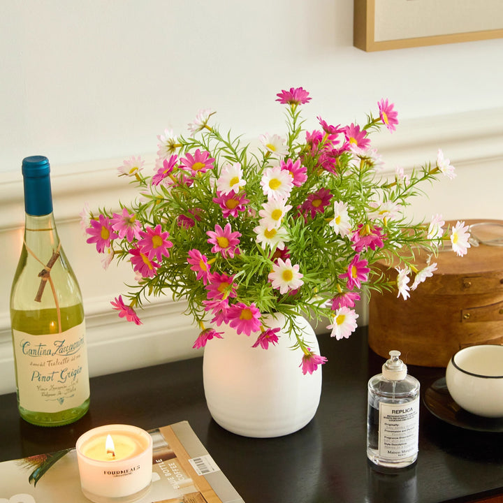 Minimalistische matte Keramikvase mit naturähnlichem Kunstgänseblümchenstrauß