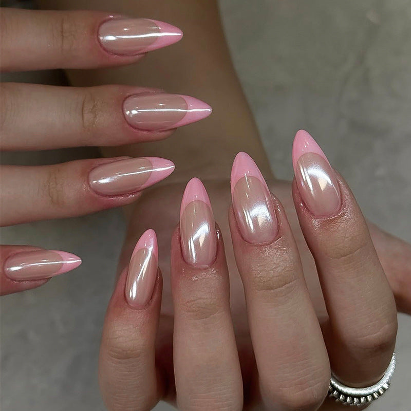 Kunstnagelset mit eleganten spitzen Formen und glänzenden Akzenten Karnz