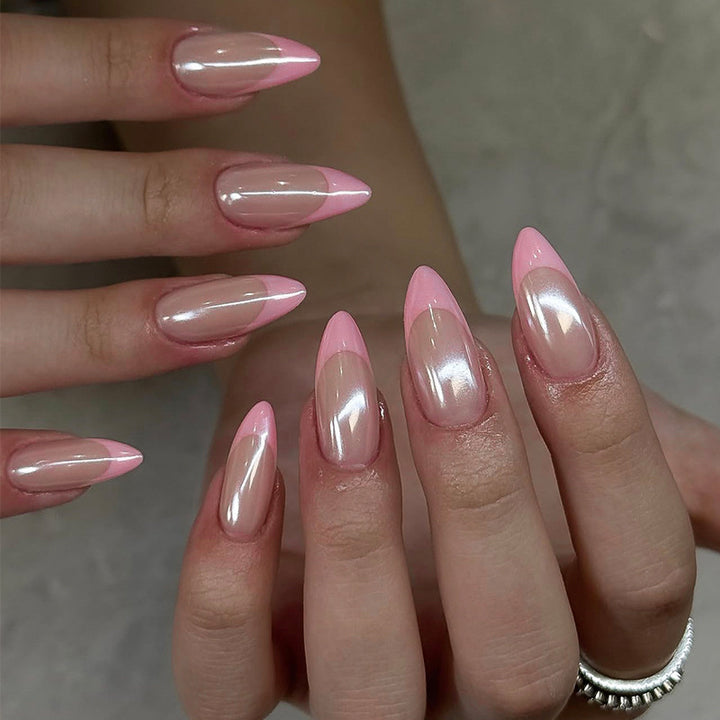 Kunstnagelset mit eleganten spitzen Formen und glänzenden Akzenten Karnz