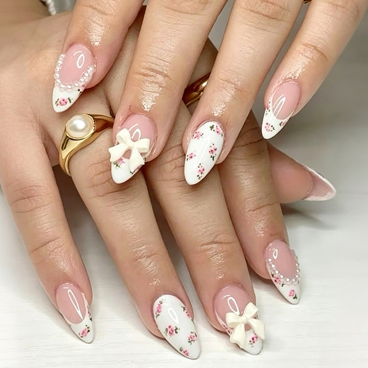 Kunstnagelset mit romantischen Blumenmotiven und eleganten Details Karnz