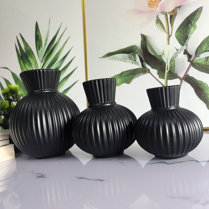 Elegante gerippte Keramikvase Karnz