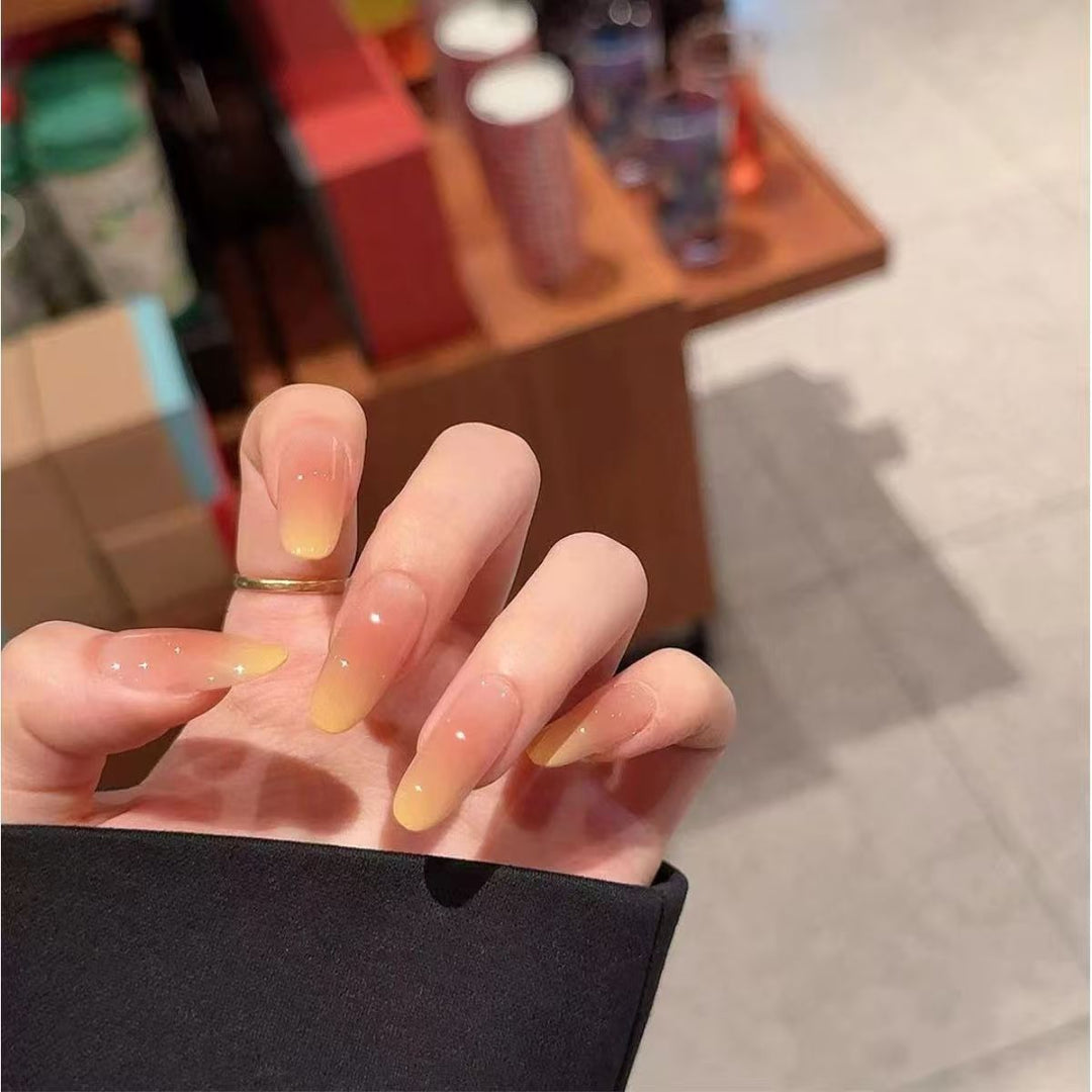 Kunstnägel Im Eleganten Ombre-Stil Karnz
