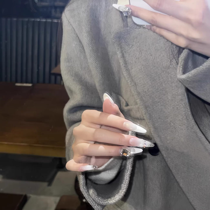 Premium French Tip Nagelverlängerungen mit Kristallakzenten