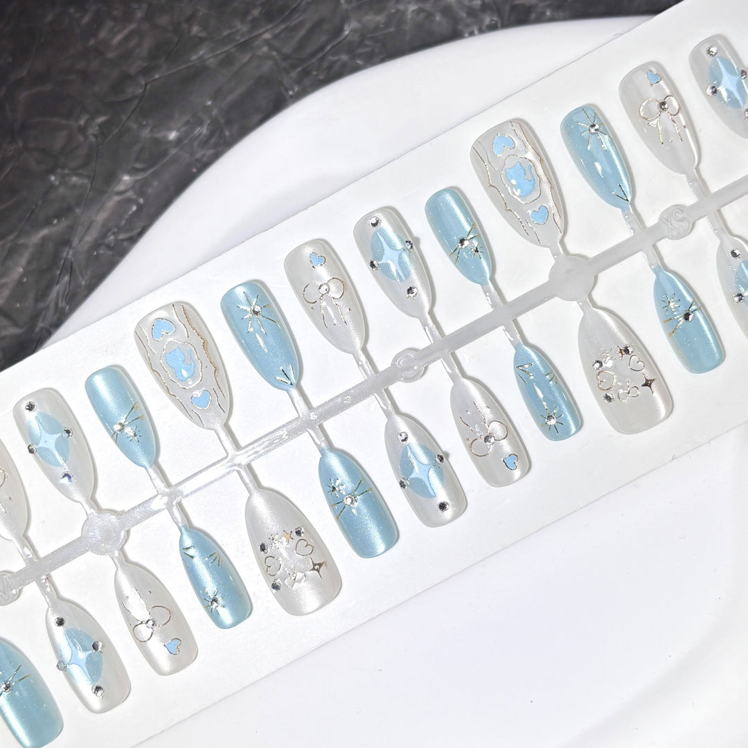Elegantes Press-On Nagelkunst-Set mit dekorativen Akzenten