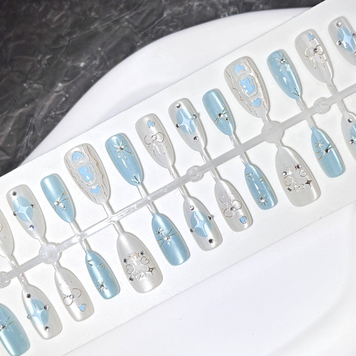 Elegantes Press-On Nagelkunst-Set mit dekorativen Akzenten
